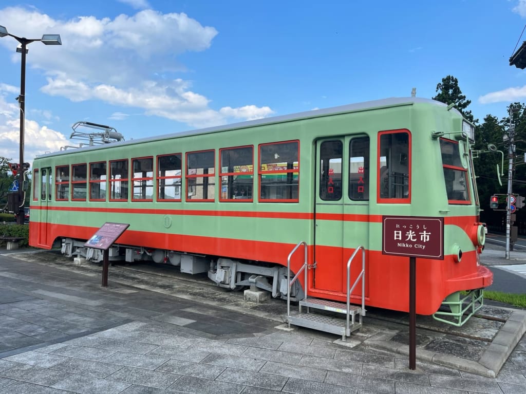 東武日光駅前広場に展示