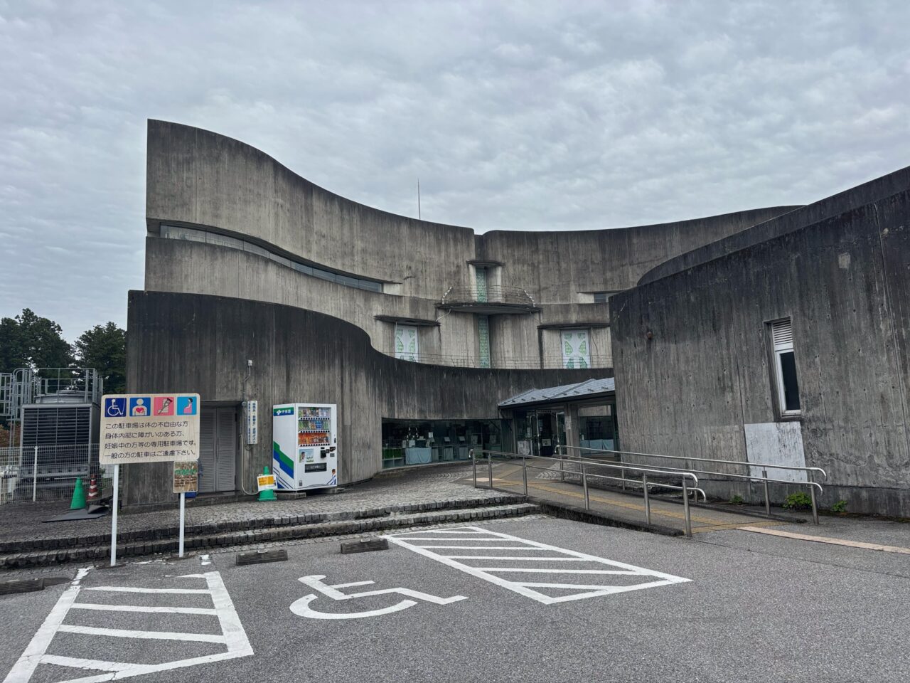 日光市立今市図書館外観